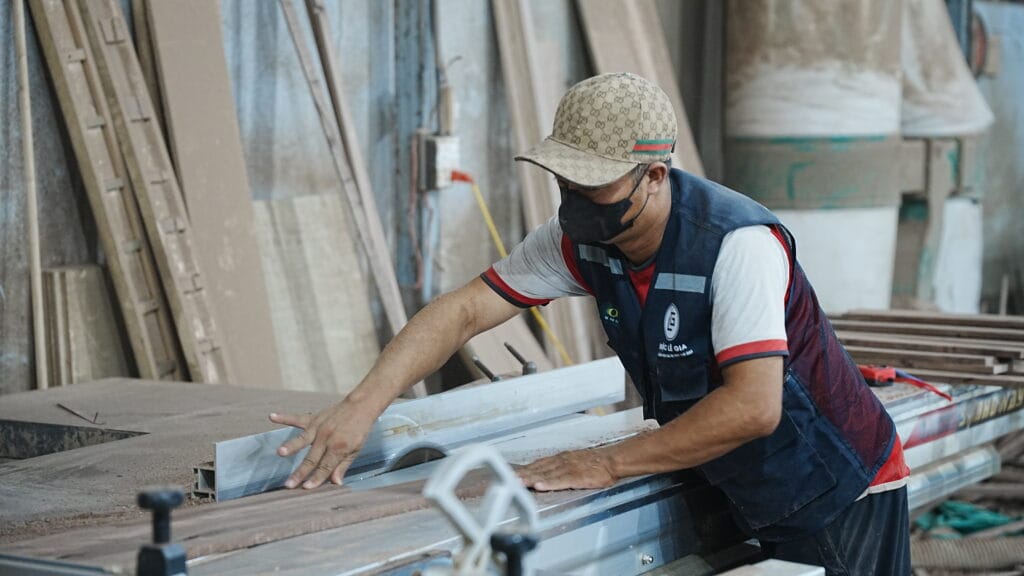 ảnh xưởng sản xuất nội thất mộc lê gia