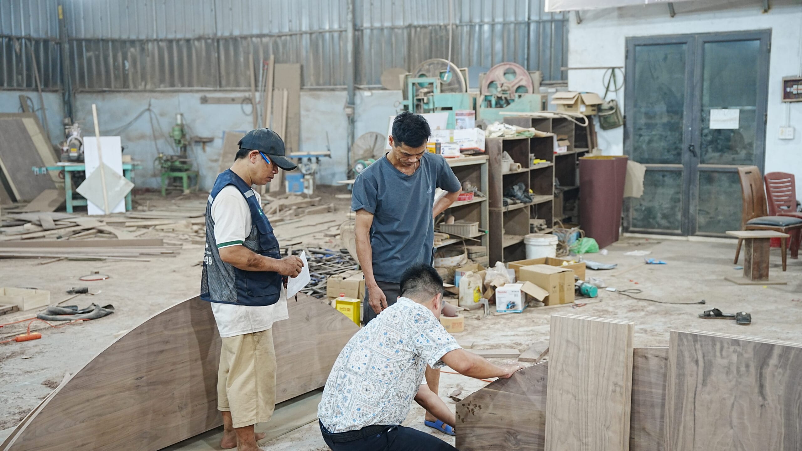 ảnh xưởng sản xuất nội thất mộc lê gia