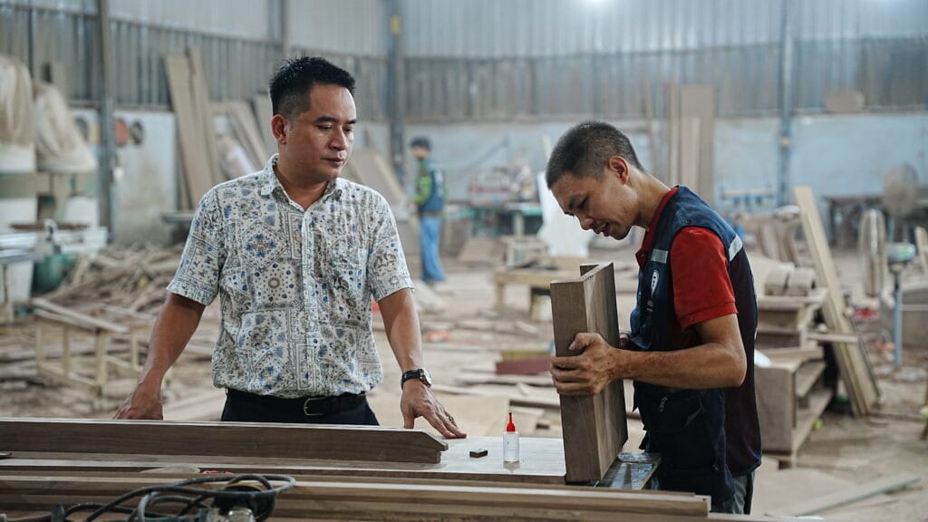 ảnh xưởng sản xuất nội thất mộc lê gia