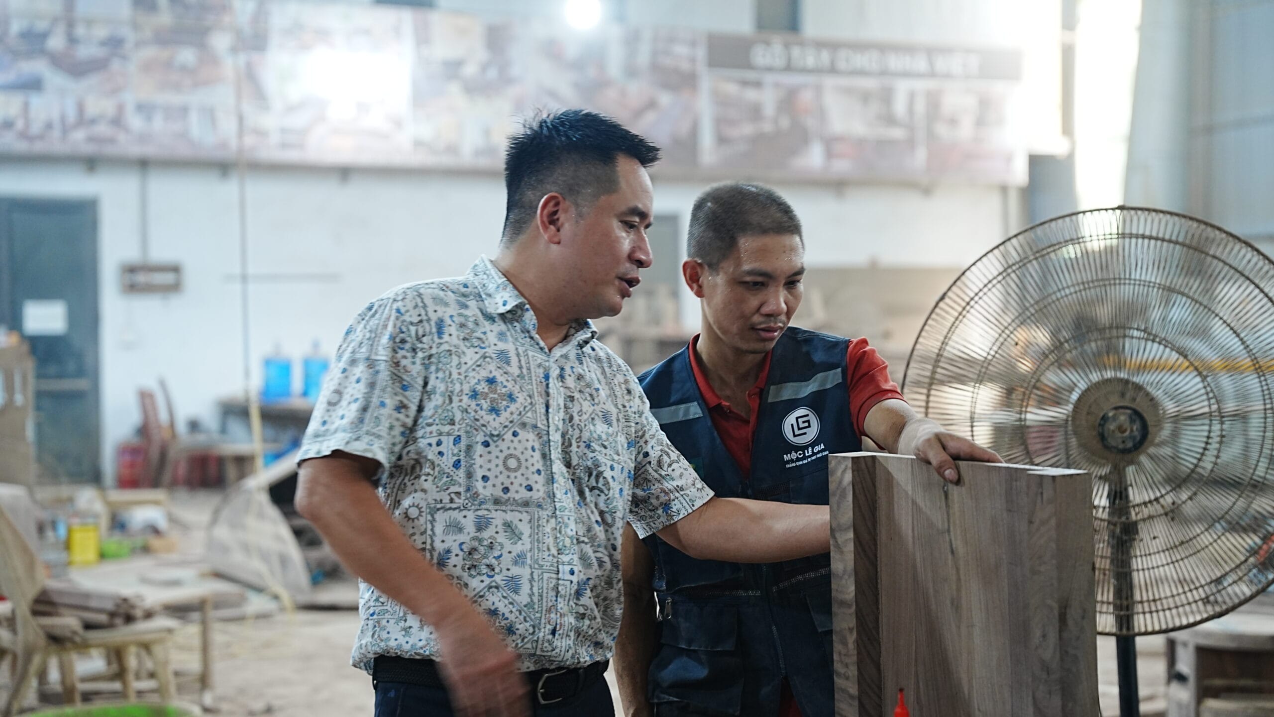 ảnh xưởng sản xuất nội thất mộc lê gia