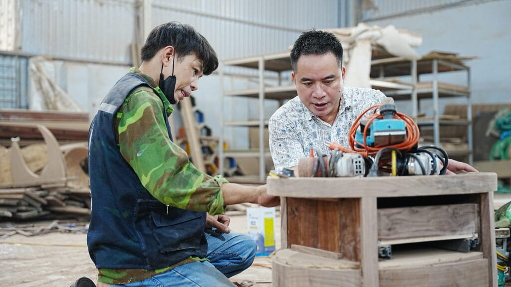 ảnh xưởng sản xuất nội thất mộc lê gia