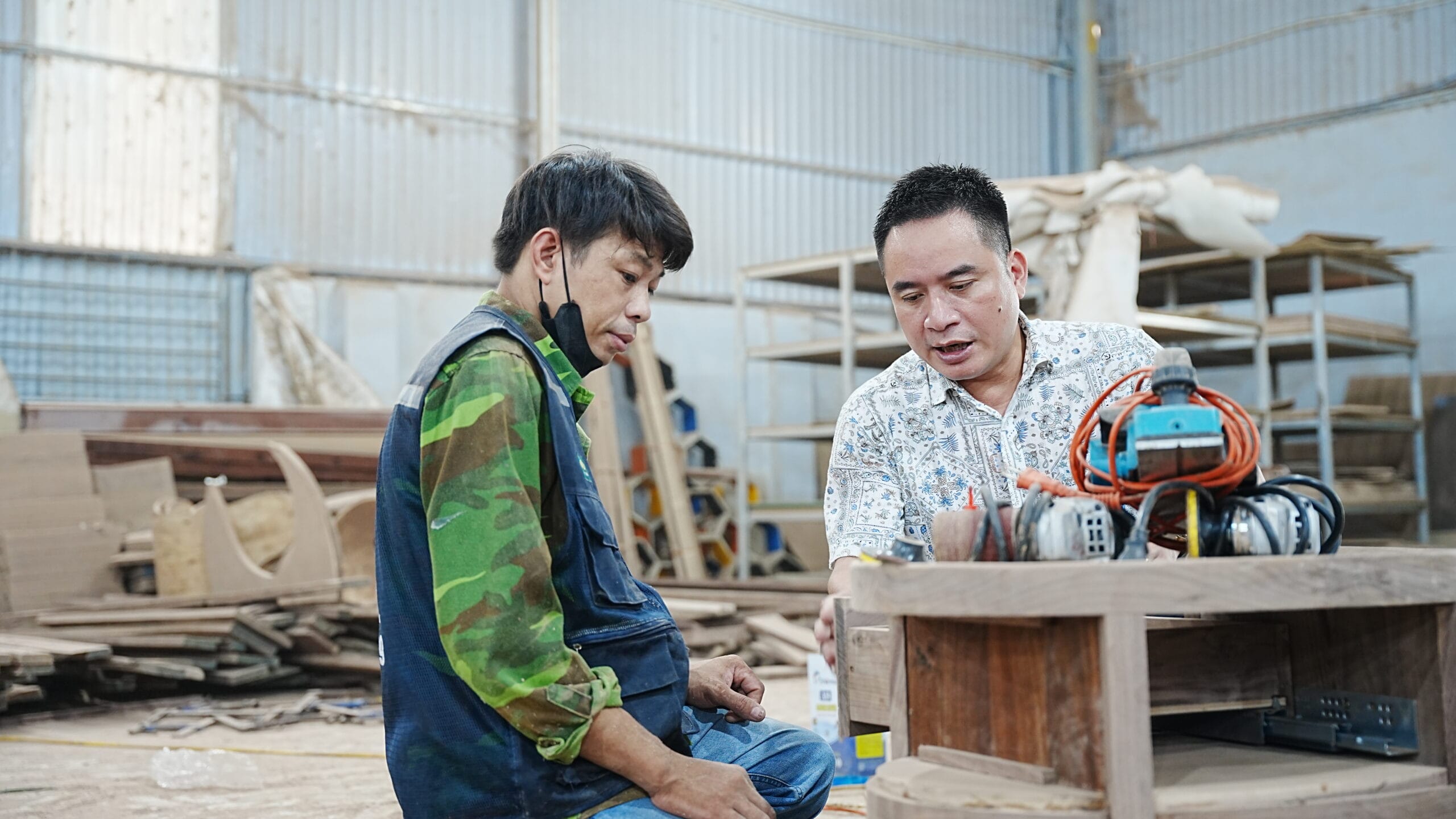 ảnh xưởng sản xuất nội thất mộc lê gia